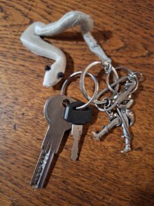 Schlüssel mit Stoffschlange